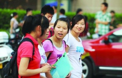 昨天考試結(jié)束，考生互相交流。王素英/攝